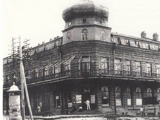 Знаменитое здание с куполом-маковкой находится на углу улиц Муравьева-Амурского и Калинина