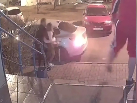 В Красноярске нашли парней, затолкавших насильно в машину девушку