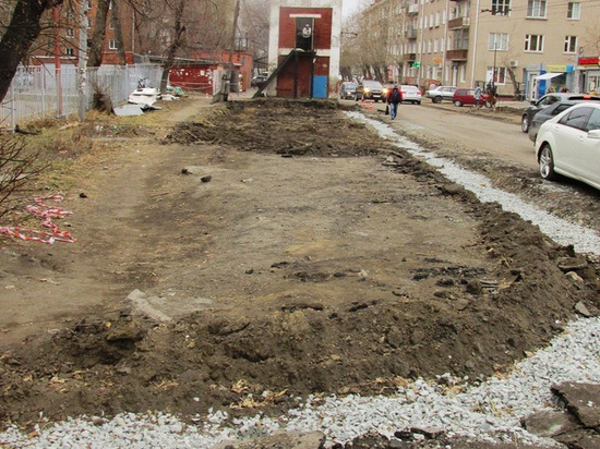 В Омске вместо остановки троллейбусов дорожники строят по нацпроекту частную парковку