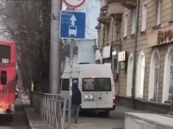 Полиция ищет водителя маршрутки, объехавшего пробку по тротуару в Новосибирске