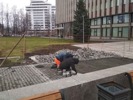 Подрядчик переделывает сквер у здания администрации Петрозаводска