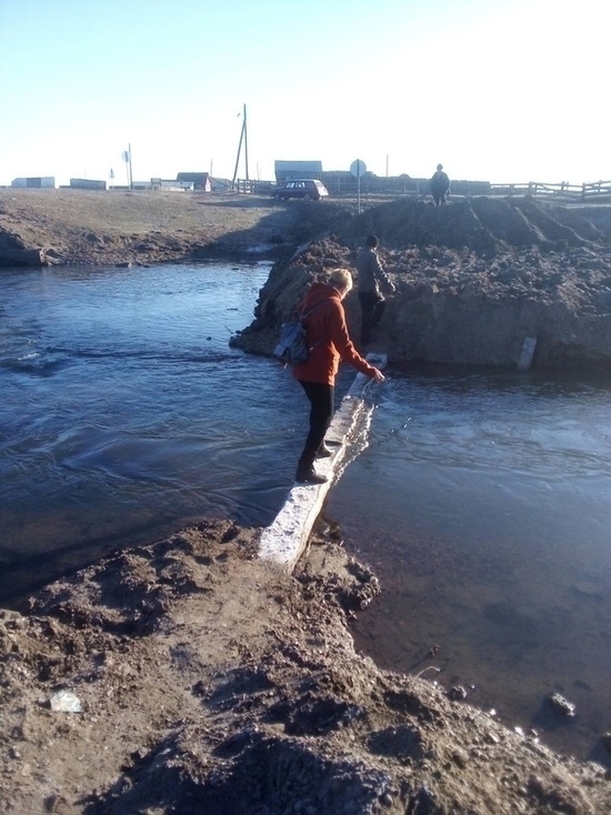 Жители села в Бурятии вынуждены переходить реку по доске