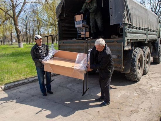 Новые парты и стулья привезли в прифронтовую школу на юге ДНР