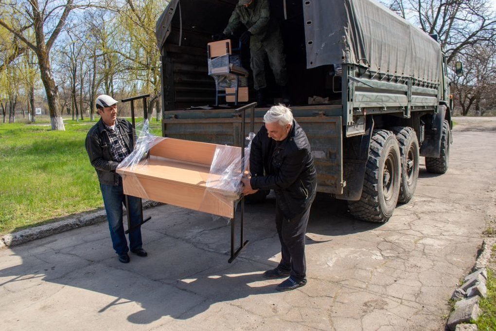 В школу привезли 90 стульев третью часть стульев