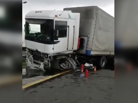 Два грузовика столкнулись под Ростовом