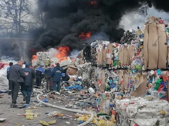 Под Калугой на заводе по переработке пластика разгорелся мощный пожар