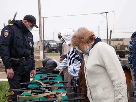 Астраханским пенсионерам приглянулось оружие