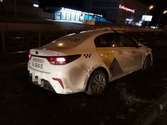 В Казани такси вылетело с дороги и перевернулось