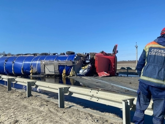 Авария нефтевоза в Саратовской области: из-за разлива нефти движение на федеральной трассе до сих пор затруднено
