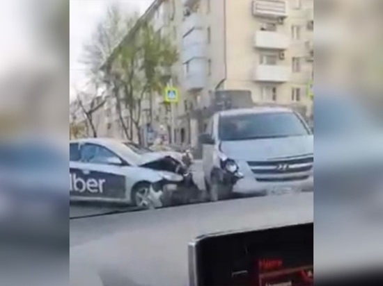 В центре Ростова машина такси столкнулась с иномаркой