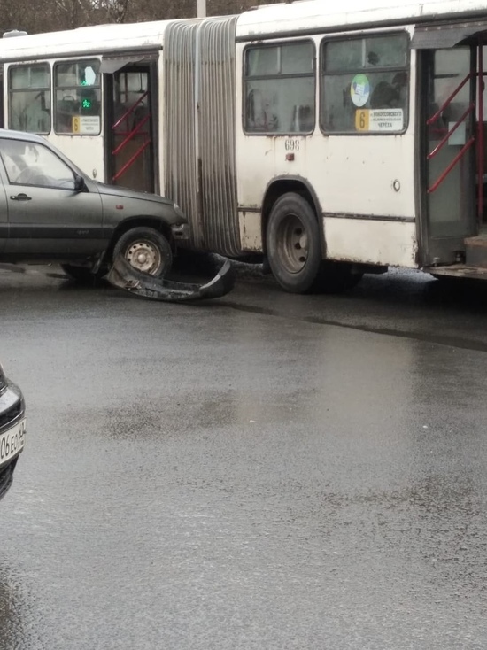 Автомобиль врезался в городской автобус в Пскове