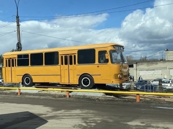 В Ярославле выставили памятник автобусу