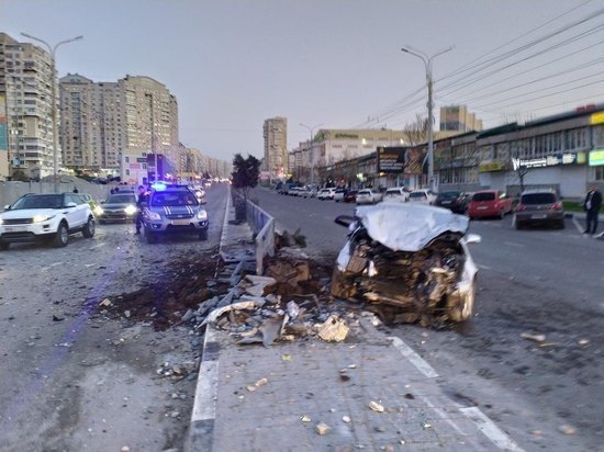 В Новороссийске водитель иномарки врезался в ограждение