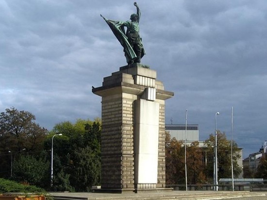 СК возбудил дело об осквернении памятника красноармейцам в Чехии