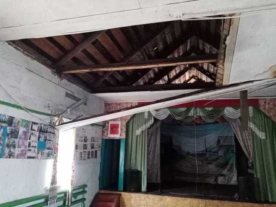 Потолок обрушился в сельском клубе в Чувашии