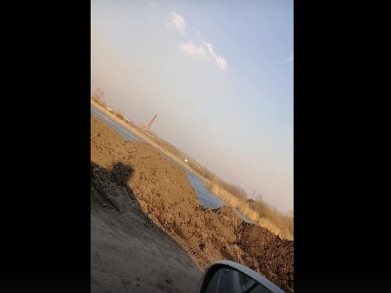 На окраине Омска неизвестные стали засыпать озеро — местные жители негодуют