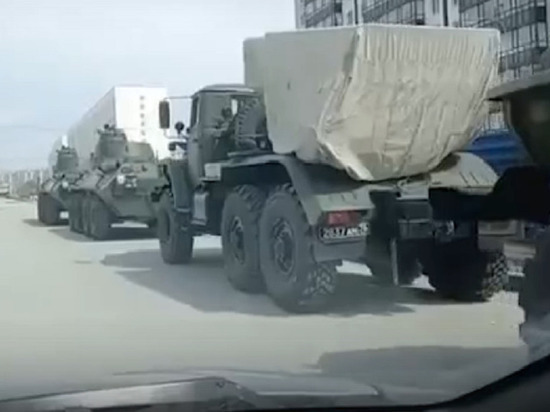На МЖК в Новосибирске заметили колонну военной техники
