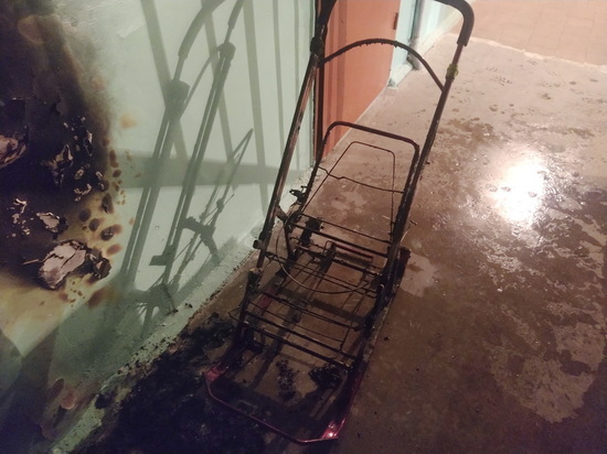 В Сафоново в подъезде горели детские санки