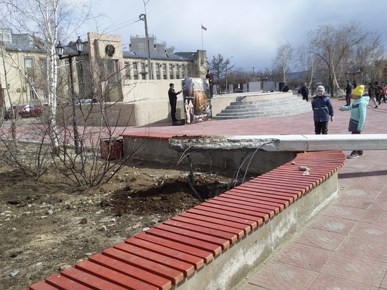 Бетонные столбы упали на площади Труда в Чите
