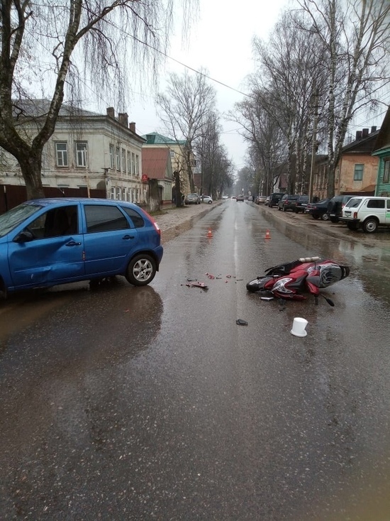В Тверской области водитель сбил мотоциклиста, отъезжая с обочины
