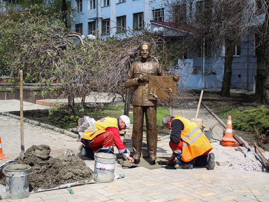 На Студгородке в Донецке установили памятник Евгению Халдею