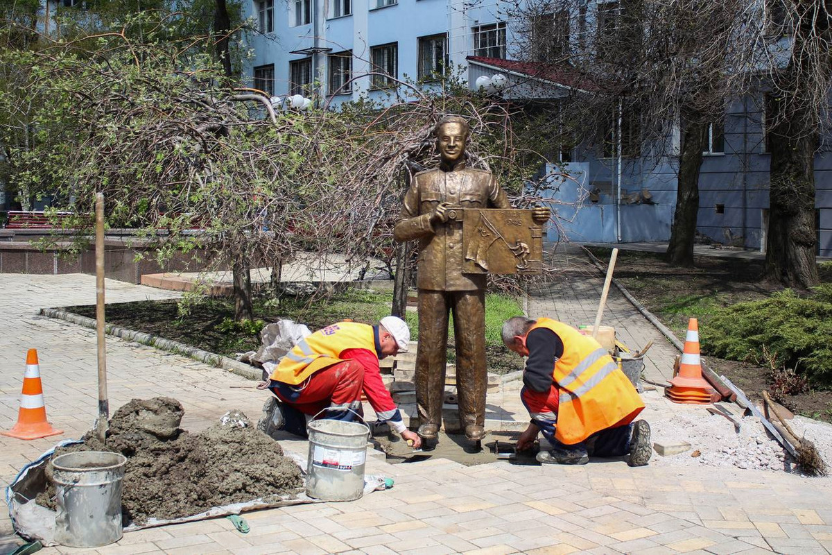 На Студгородке в Донецке установили памятник Евгению Халдею - МК Донбасс