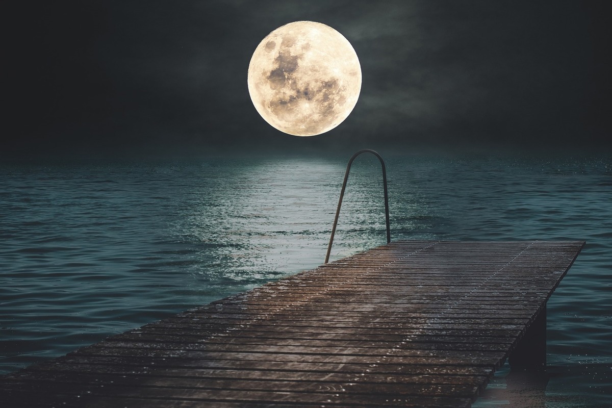 Лунный свет днем. Луна и море. Отражение Луны в воде. Лунный свет на море. Ночь Луна море.