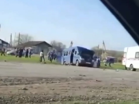 "Легковушка" опрокинула грузовик на микроавтобус