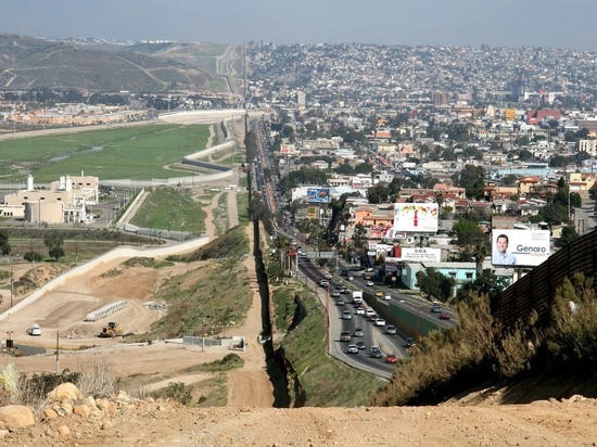 Байден отменил проекты финансирования стены на границе с Мексикой