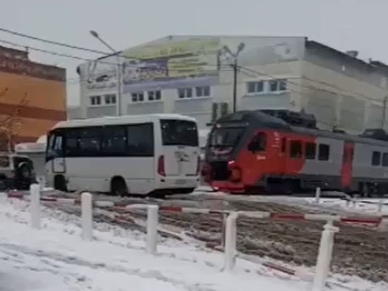 На Сахалине застрявший на жд-путях пассажирский автобус едва не снес поезд