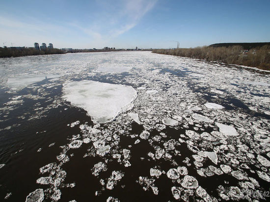 В Кузбассе уровень воды в реке Томь подступил к критической отметке