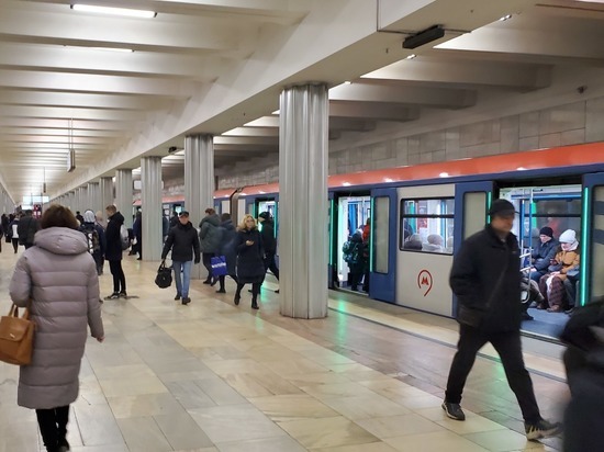 В московском метро человек упал на рельсы