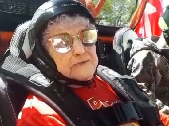 В Сочи 99-летняя ветеран войны прокатилась на квадроцикле