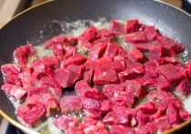Употребление красного мяса приводит к тромбозам и инсультам, заявил в эфире «Говорит Москва» врач клинической лабораторной диагностики Александр Карасев
