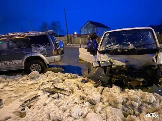 В лобовом столкновении в Южно-Сахалинске пострадал водитель