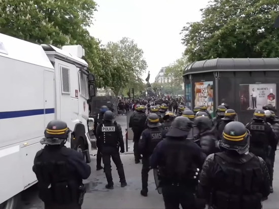 Полиция применила водометы против первомайской манифестации в Париже