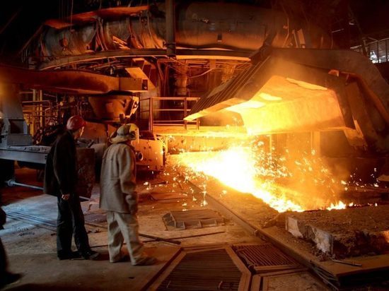 Донецкий металлургический завод выплавил первый после запуска чугун