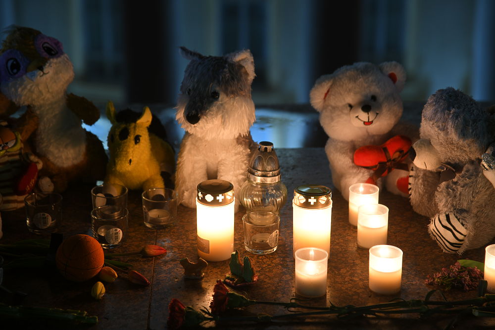 Волгоградцы почтили память погибших в ДТП детей игрушками и цветами