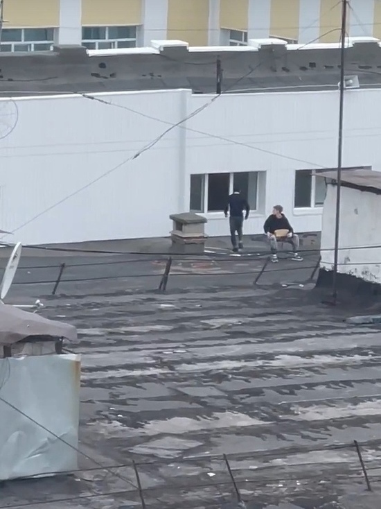 Опасные игры школьников на крыше напугали жителей Надыма
