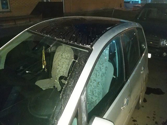 В Красноярске хулиганы скинули из окна пакет с водой на автомобиль