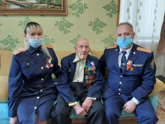 Руководитель Батыревкого межрайонного следственного отдела поздравил ветерана Великой Отечественной войны с Днем Победы