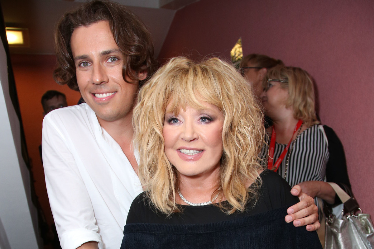 Дети Пугачевой и Галкина поздравили россиян пасхальными