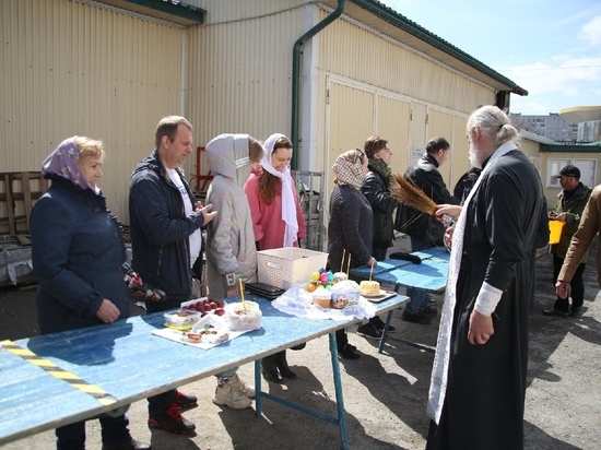 Жители Новосибирска освятили куличи в Вознесенском соборе