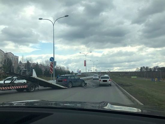 В Кузбассе на дороге столкнулись сразу три автомобиля