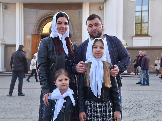 Глава ДНР с женой и дочками посетил праздничную службу: ФОТО