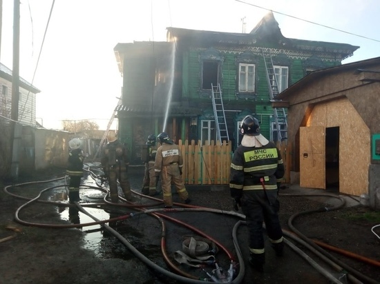 Пожар в деревянном доме в Барнауле унес жизнь одного человека