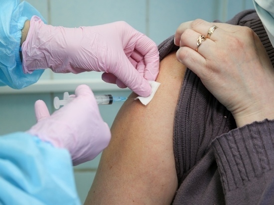 Новосибирскую вакцину "ЭпиВакКорона" признали эффективной против трех штаммов COVID-19