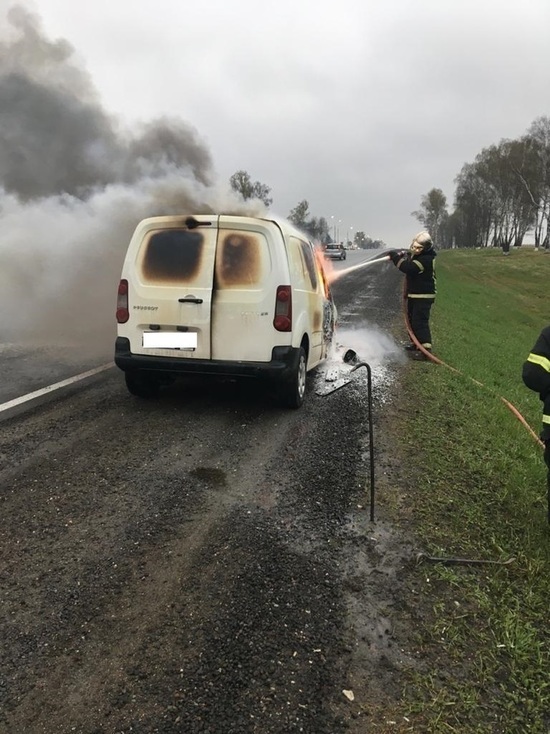 На трассе М-3 в Калужской области сгорел фургон Peugeot