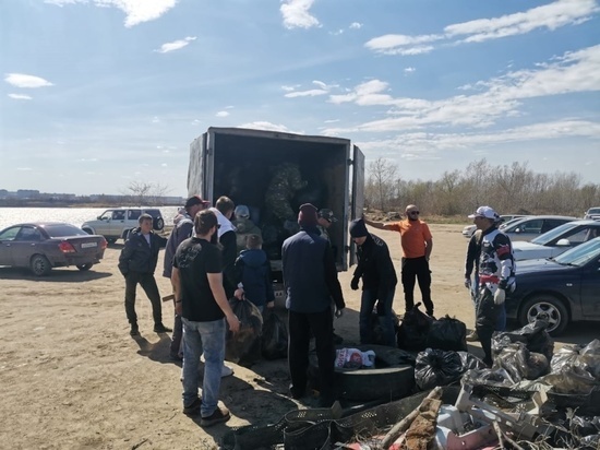 Жители Омска убрали тонну мусора у берега затона «Лампа»