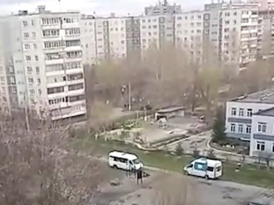 В Челябинске маршрутки ездят по детским площадкам из-за закрытия дороги